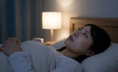 夜、寝室で天井からのカリカリという音に不安を感じ、眠れずに聞き耳を立てる日本人女性。