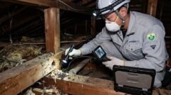 太宰府市の住宅でネズミの被害状況と侵入経路を詳しく調査する日本人スタッフの様子