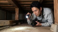 北九州市小倉で解体前の日本家屋の床下を調査するネズミ駆除専門スタッフ