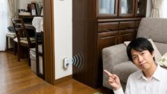 障害物（家具）によって超音波が届かない死角ができる様子を示す、日本の住宅内での設置例