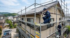 宮若市の一戸建てで、足場を組み高所作業を行う日本人のコウモリ駆除専門スタッフ。安全対策と専門技術を視覚化。