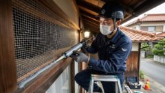 鳥獣保護法に配慮し、コウモリを傷つけずに追い出した後、専用の金網とシーリング材で軒下の侵入口を完全に封鎖するプロの技術者。