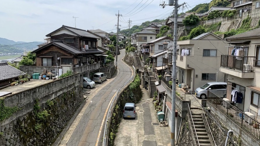 坂道や高台に住宅が密集して建ち並ぶ北九州市の傾斜地の街並み