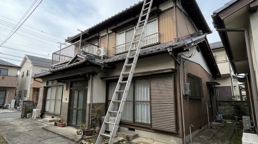 2階の軒下など危険を伴う高所でのコウモリ侵入経路の封鎖作業のイメージ